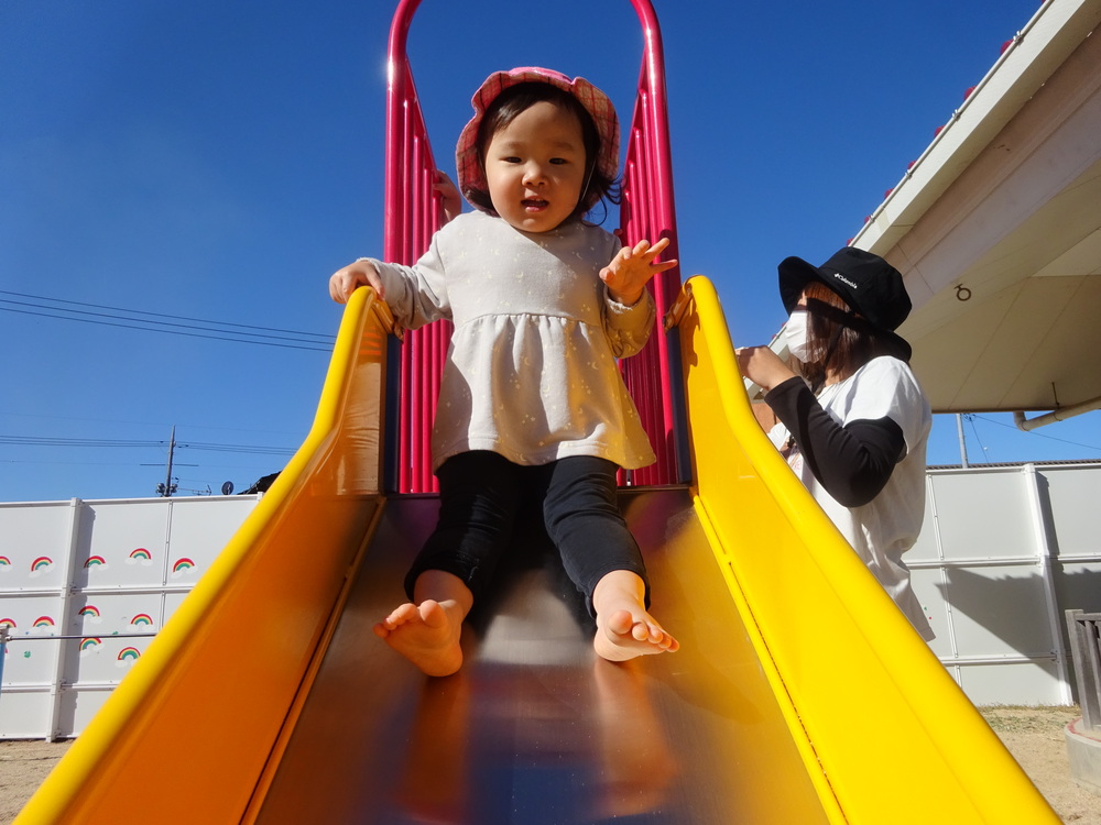 幼児園庭で遊んでいる子ども (2)