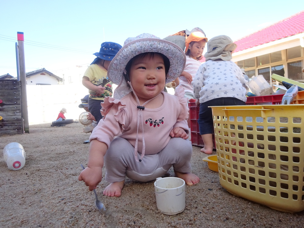幼児園庭で遊んでいる子ども (4)