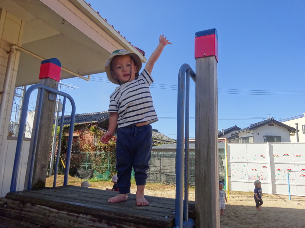 幼児園庭で遊んでいる子ども (6)
