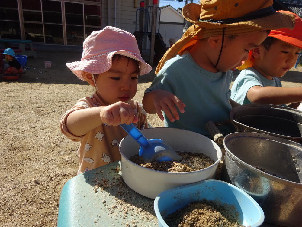 幼児園庭で遊んでいる子ども (7)