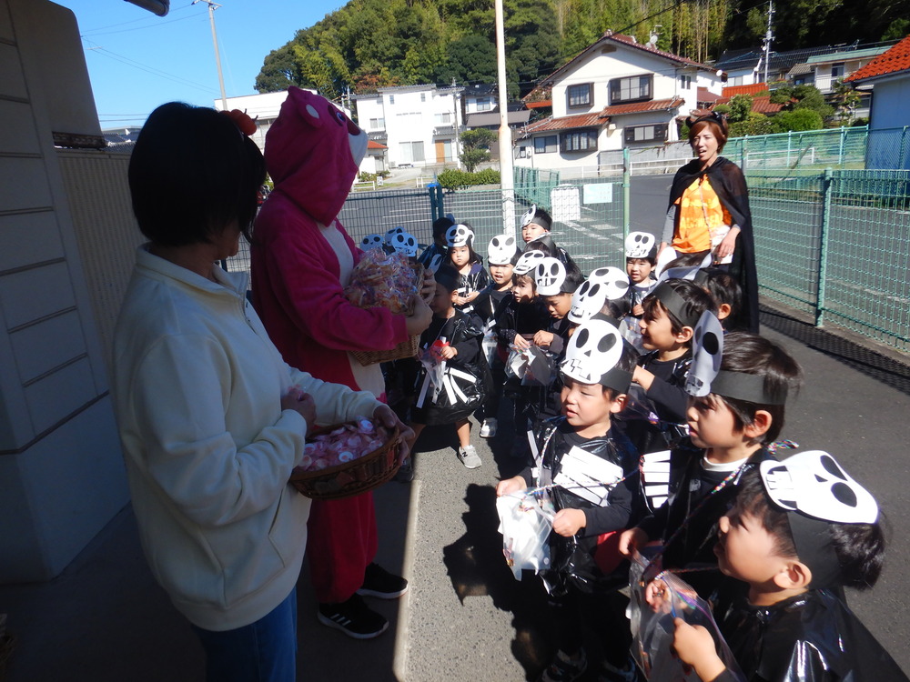 園長先生からおやつをもらう