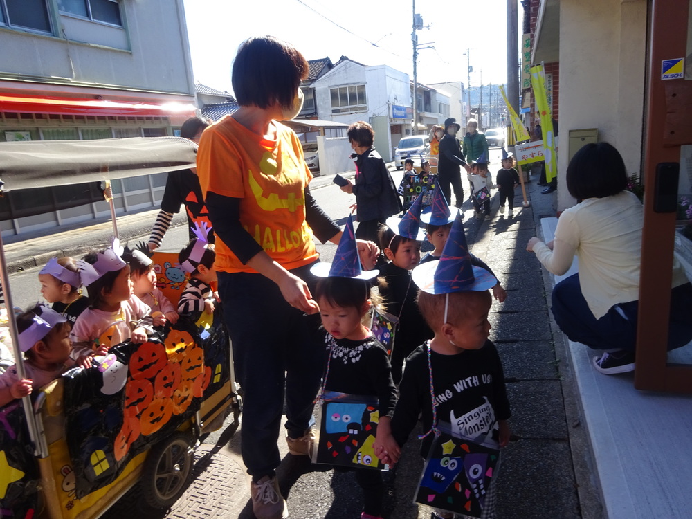 地域の方と触れあう子ども