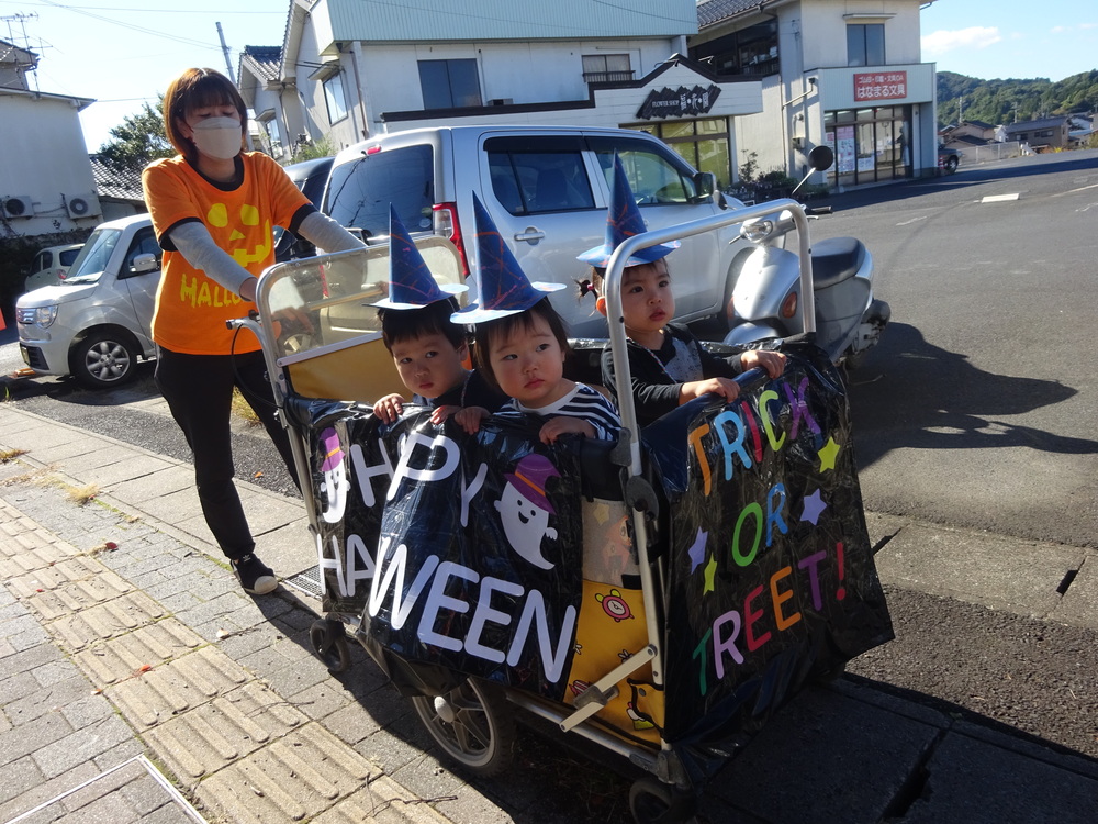 ハロウィンパレードで歩く子ども