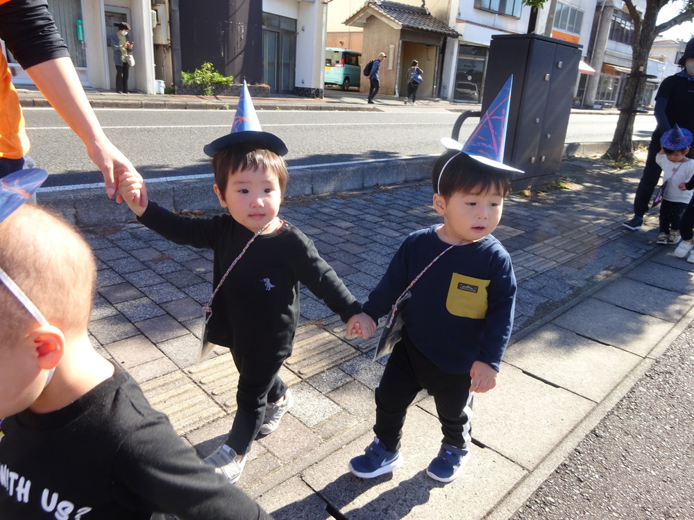 ハロウィンパレードで歩く子ども３