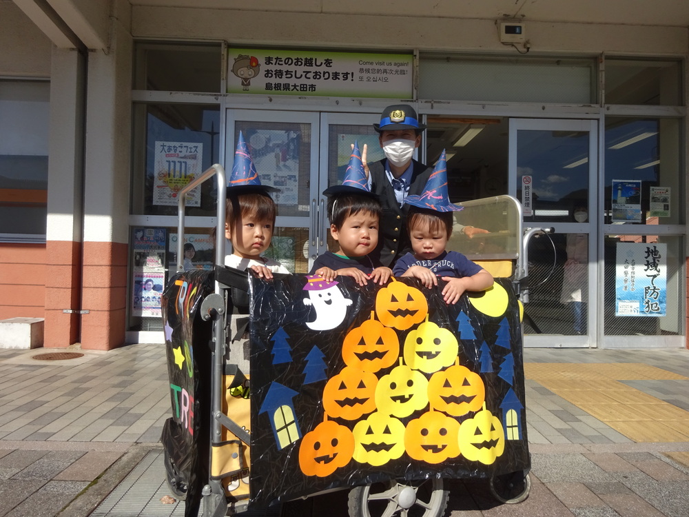 地域の方と触れあう子ども