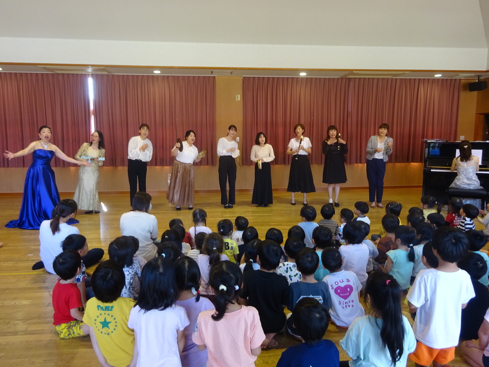 コンサートを楽しんでいる子どもたち (6)