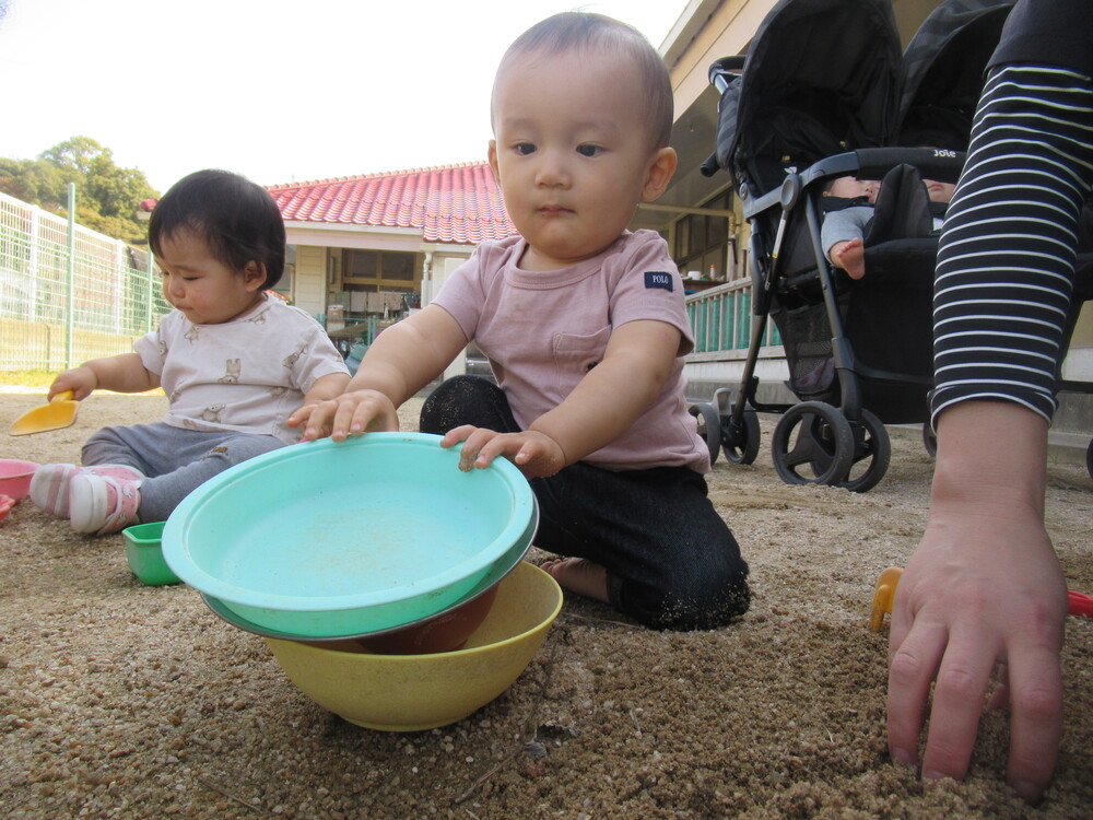 園庭で砂遊びをしている (2)