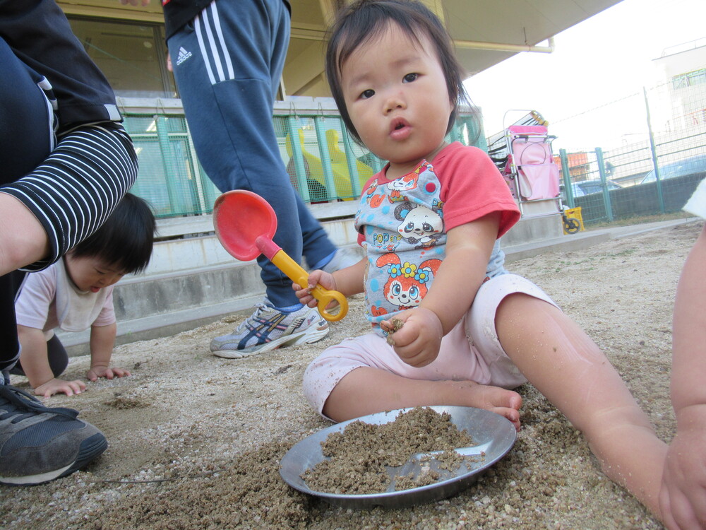 園庭で砂遊びをしている (3)