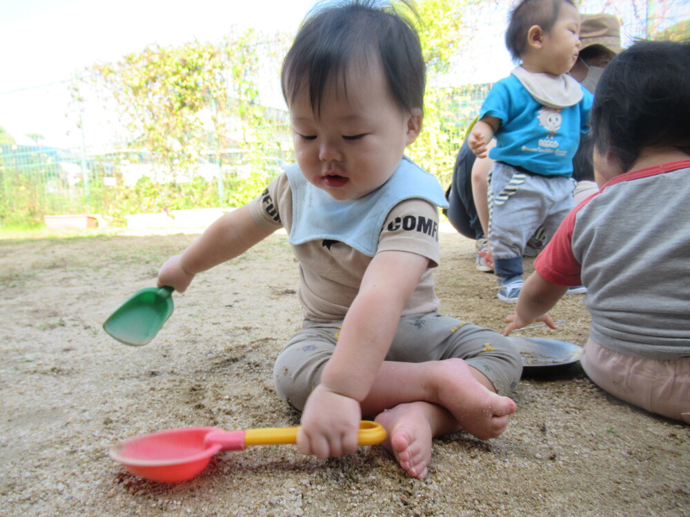 園庭で砂遊びをしている (4)