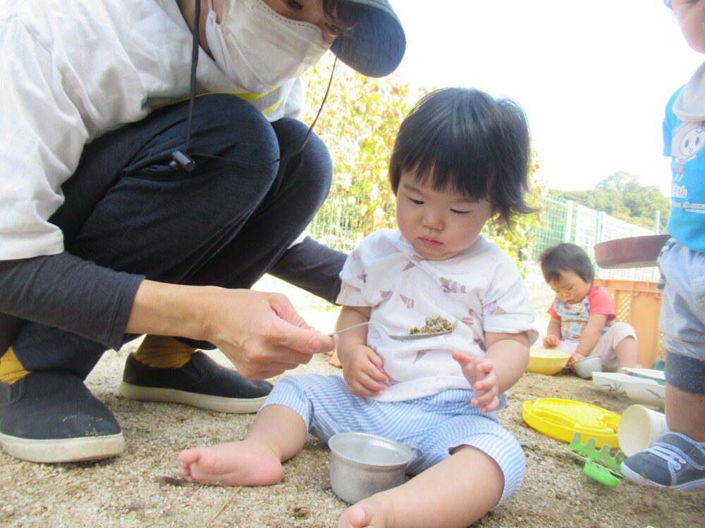 園庭で砂遊びをしている (5)