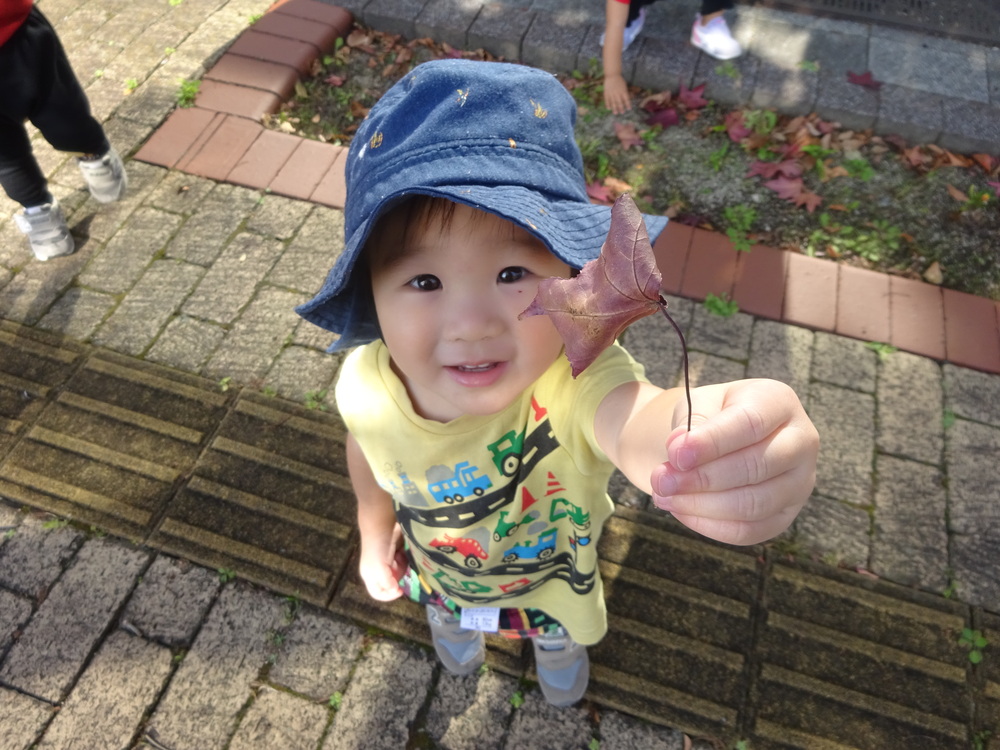 お散歩を楽しむ子ども (2)