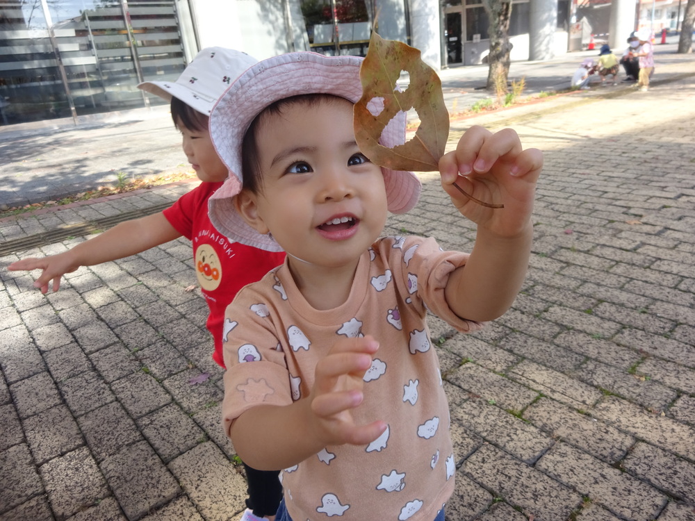 お散歩を楽しむ子ども (6)