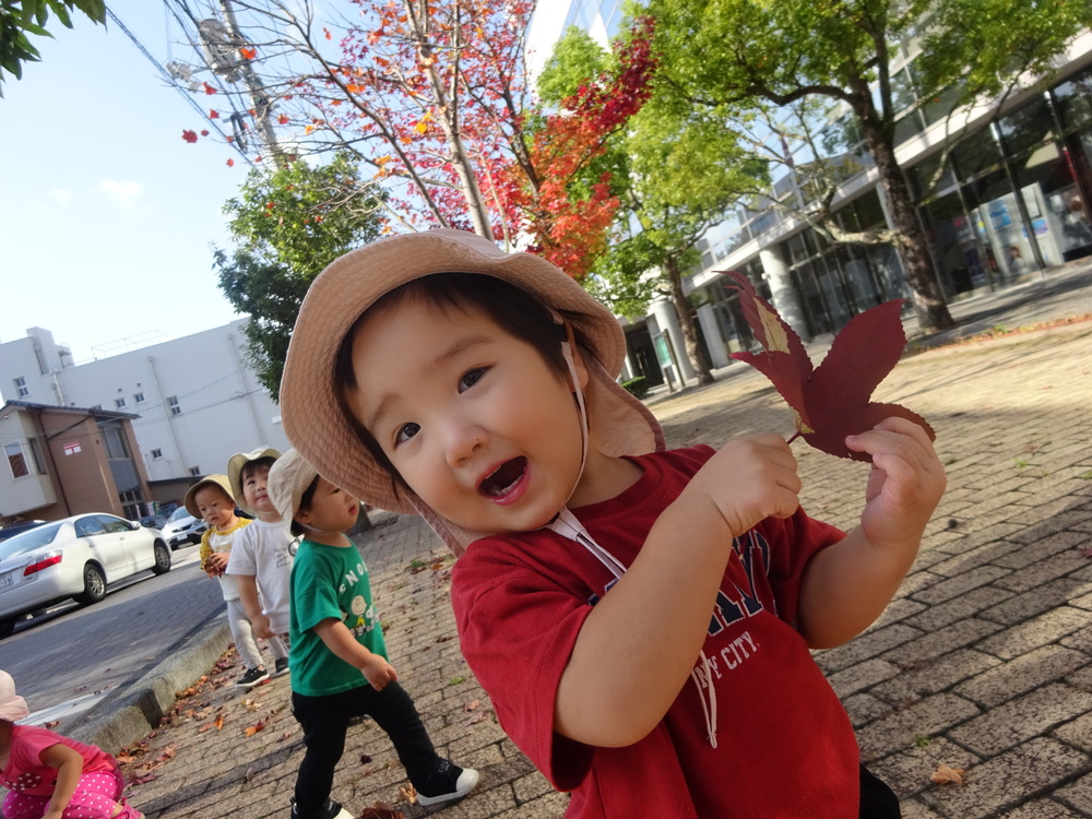 お散歩を楽しむ子ども (8)