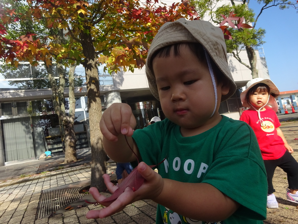 お散歩を楽しむ子ども (10)