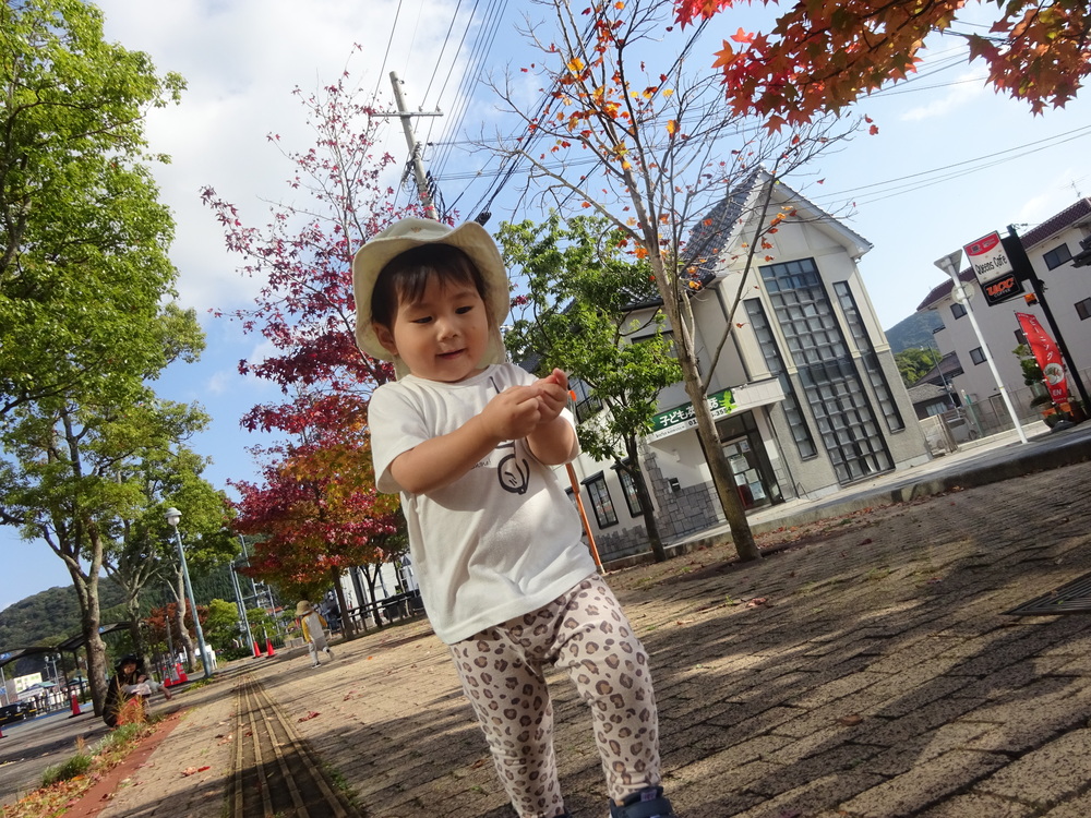 お散歩を楽しむ子ども (12)