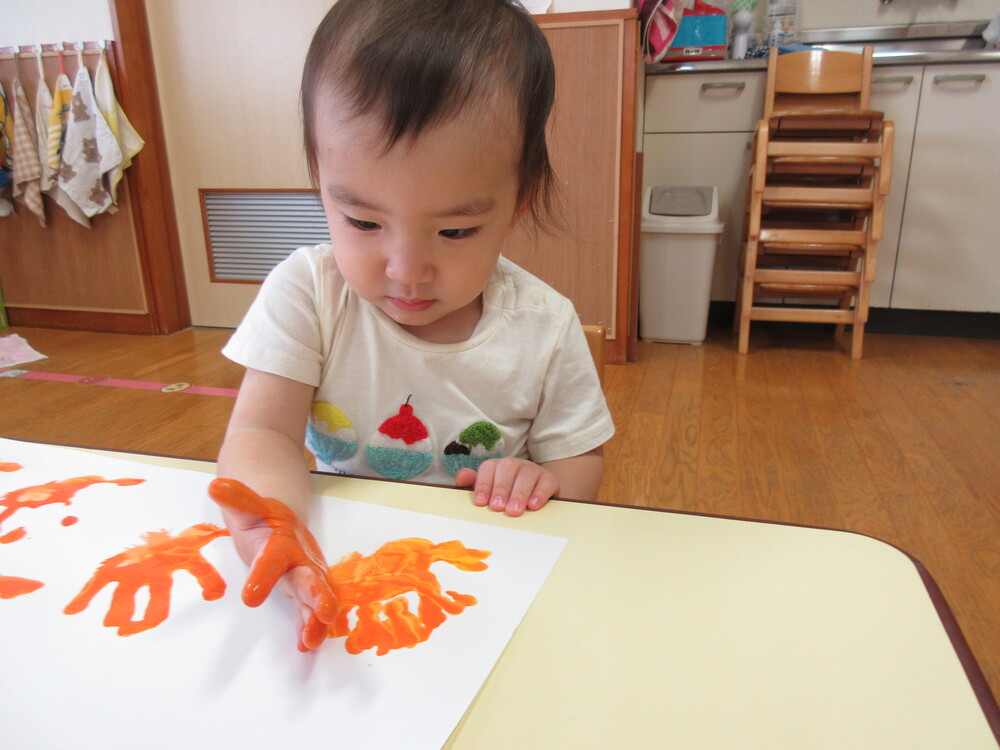 絵の具で手形を押している (1)