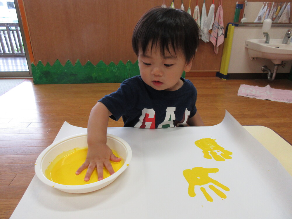 絵の具で手形を押している (4)