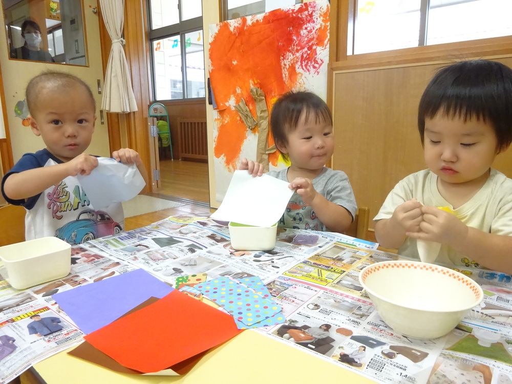 製作をする子ども (1)