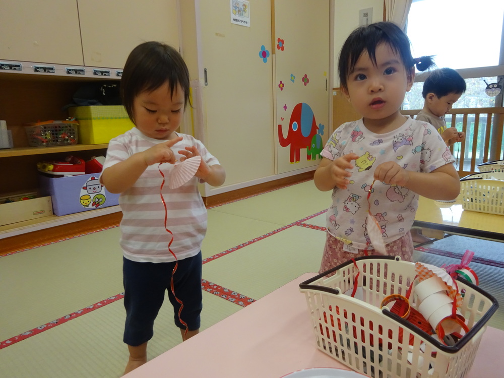 製作をする子ども (3)
