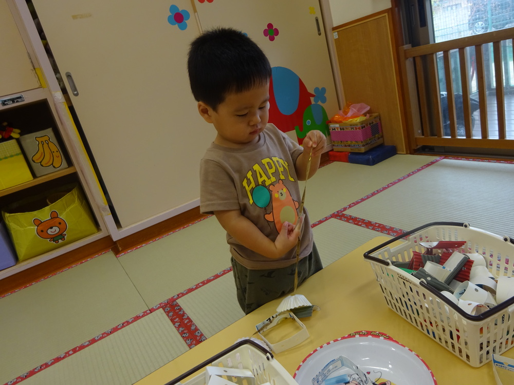 製作をする子ども (4)