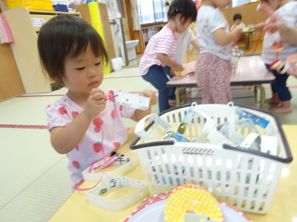 製作をする子ども (5)