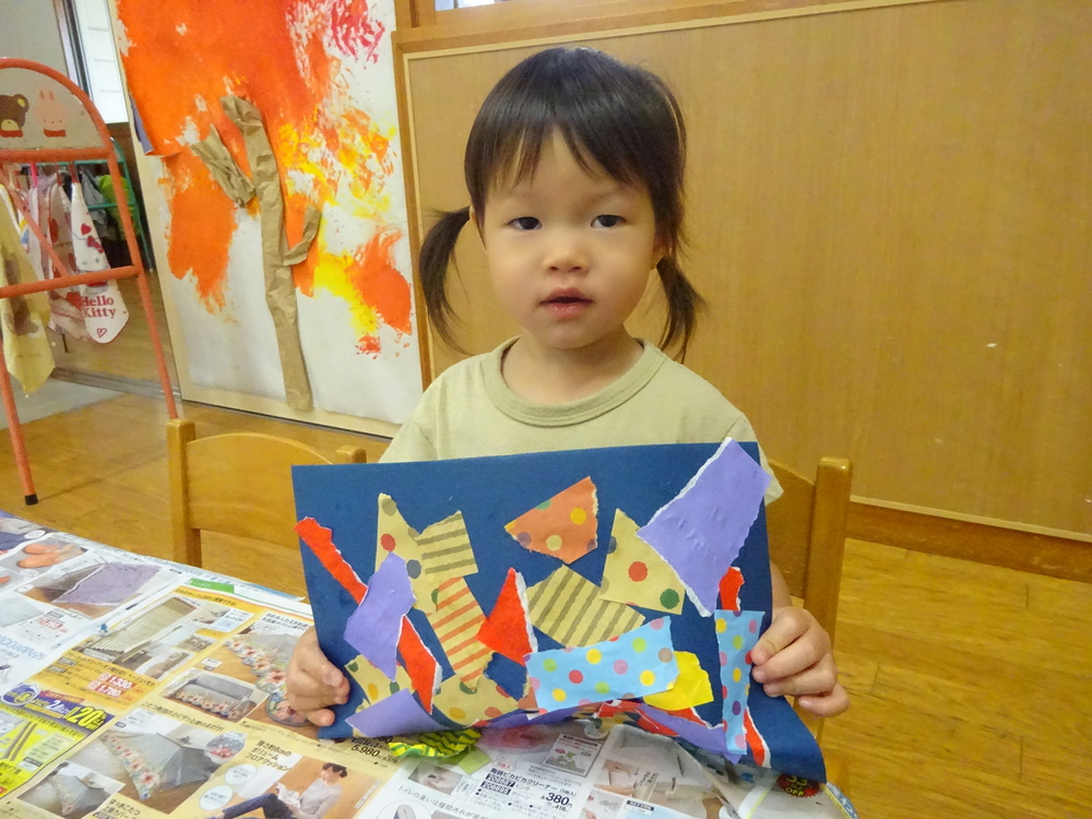 製作をする子ども (6)