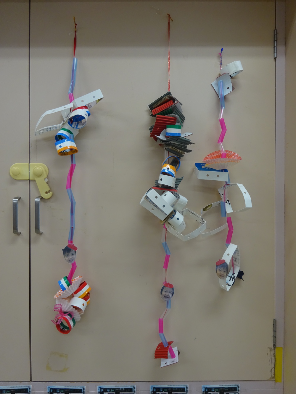 製作をする子ども (8)