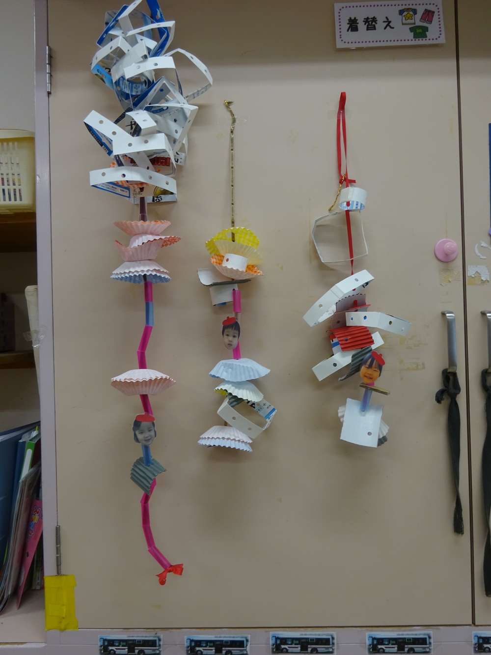 製作をする子ども (9)