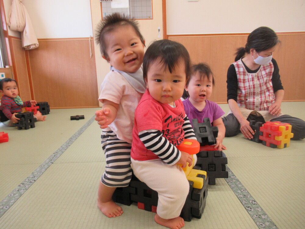 室内で自由遊びをする様子 (6)