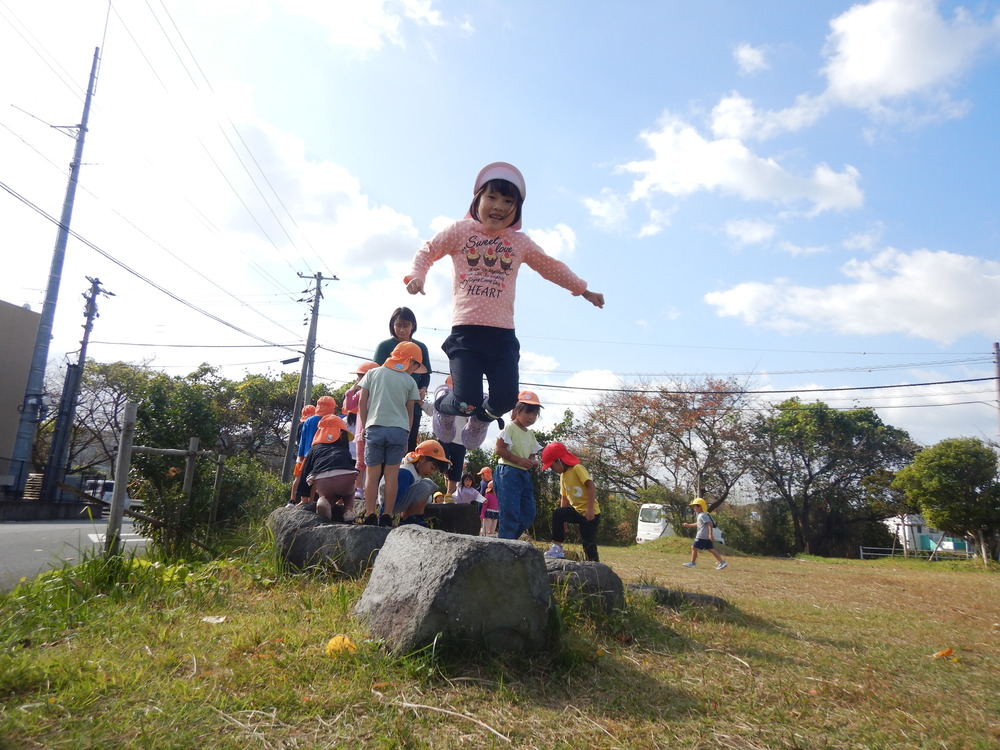 岩場でジャンプ