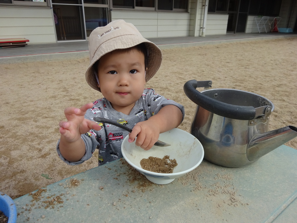 ごちそう作りをしている子ども (1)