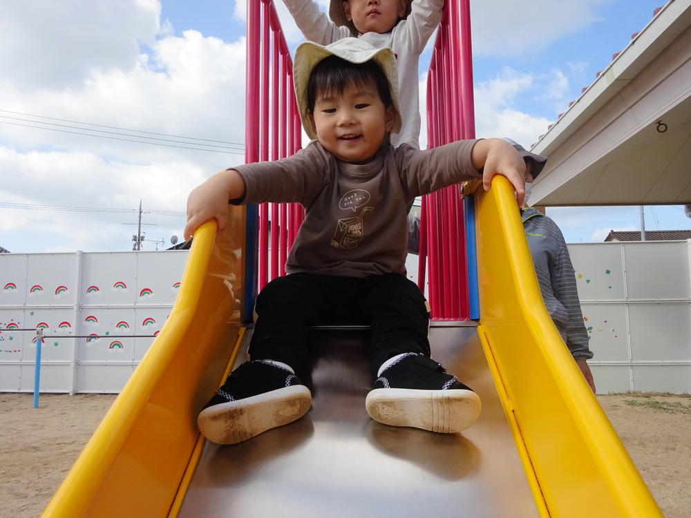 すべり台で遊んでいる子ども (2)