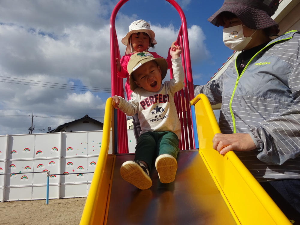 すべり台で遊んでいる子ども