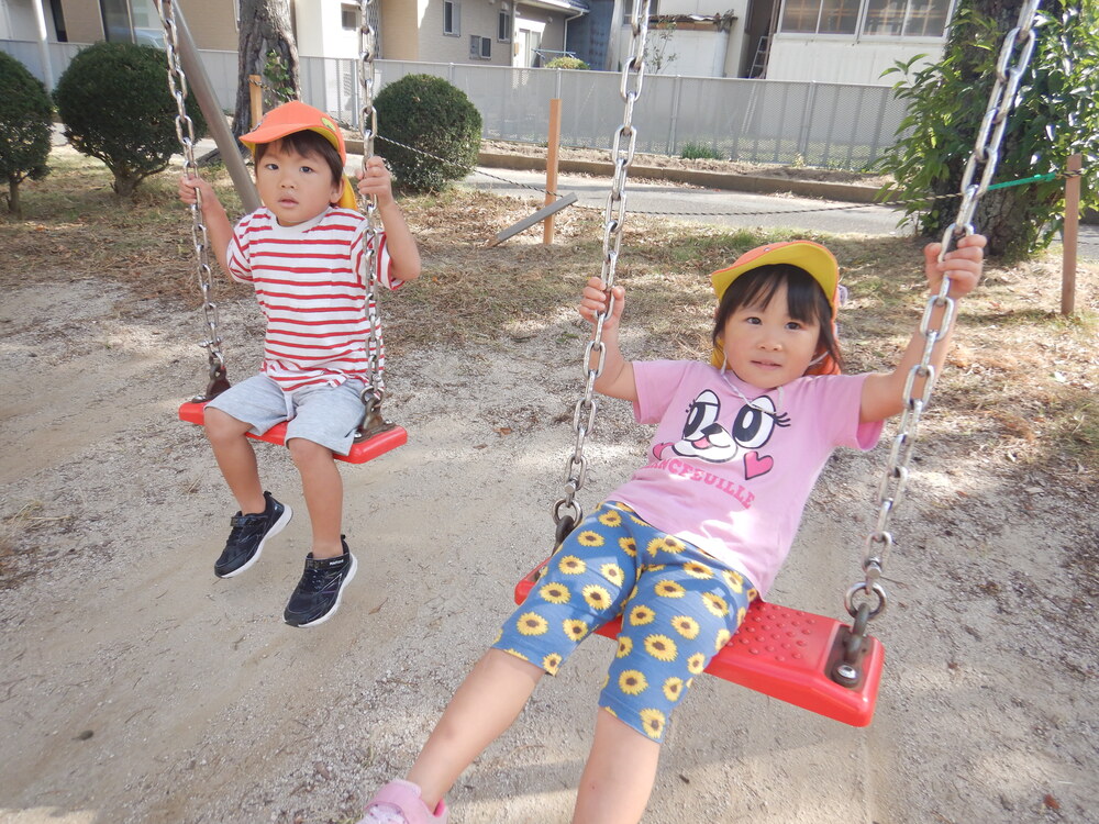 ブランコに乗る子ども