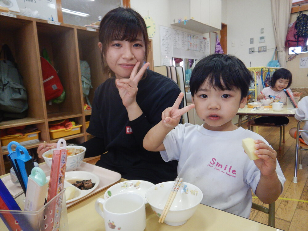 お母さんと一緒に給食を食べる
