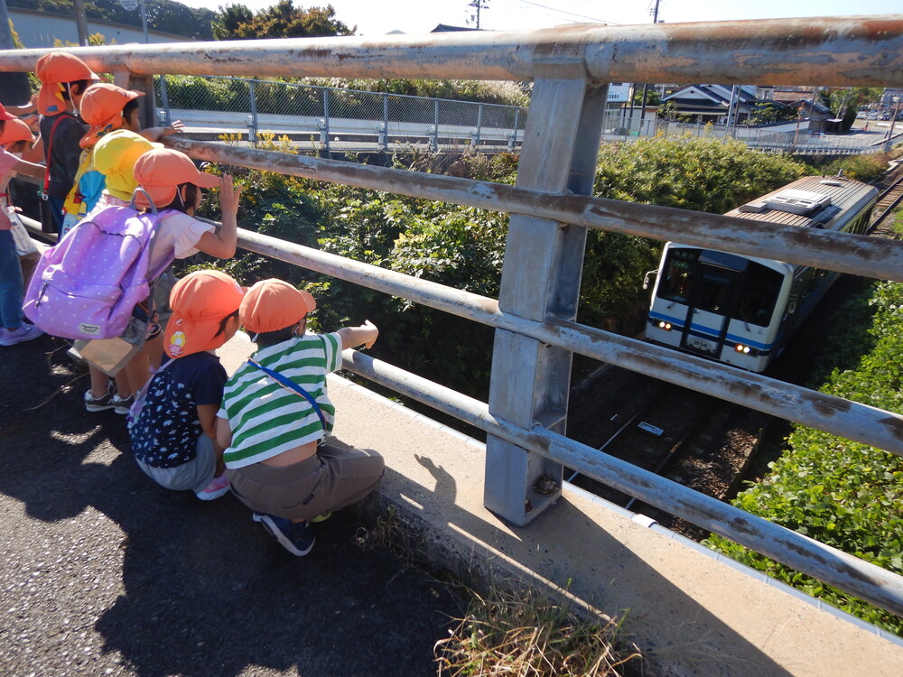 汽車に手を振る