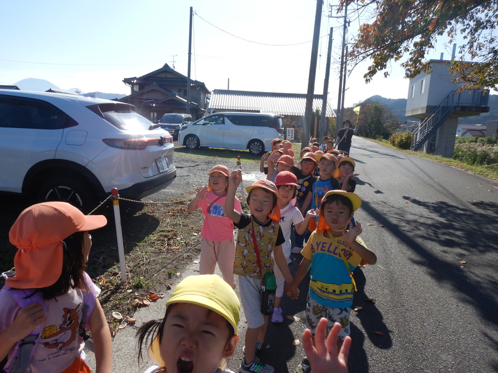 汽車に手を振る子どもたち