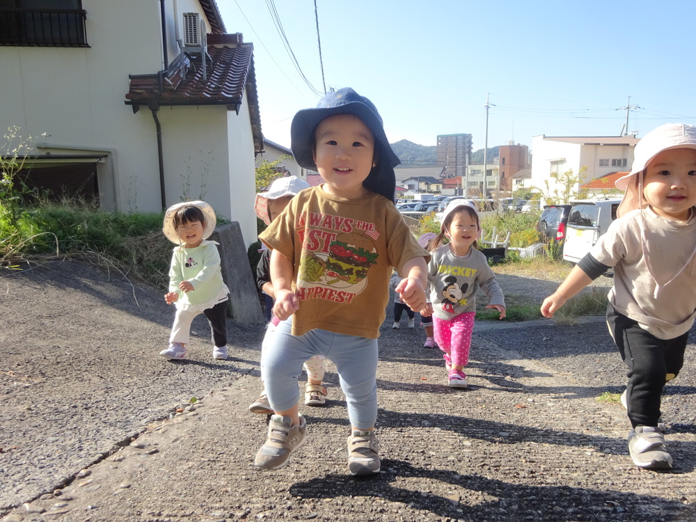 坂道を歩いている子ども (1)