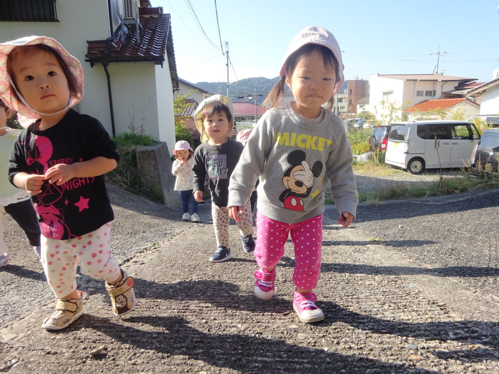 坂道を歩いている子ども (2)