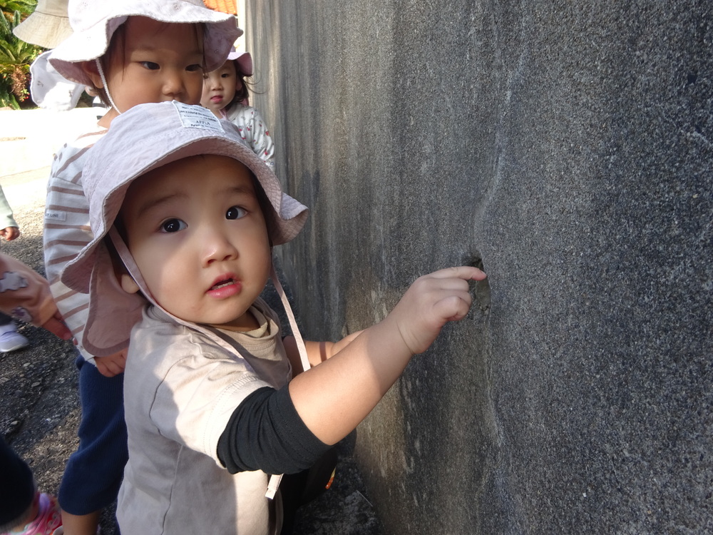 穴を覗いている子ども