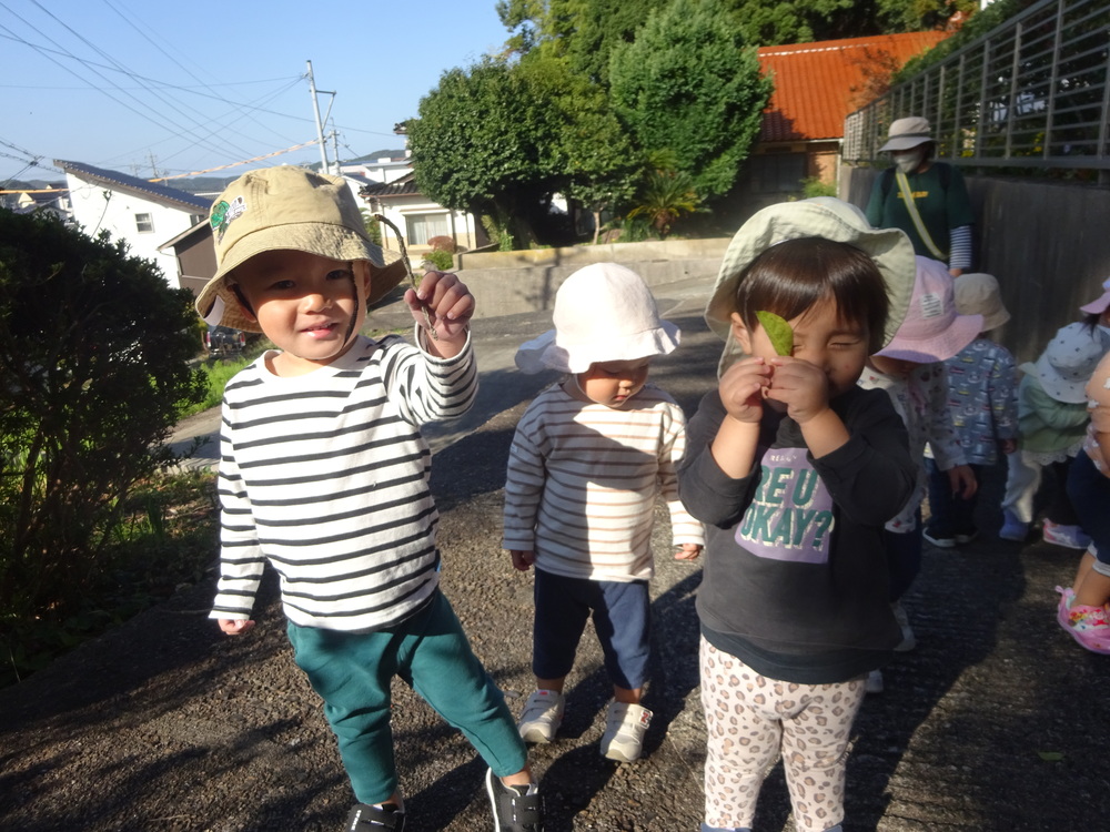 葉っぱや木の実を見つけた子ども (1)