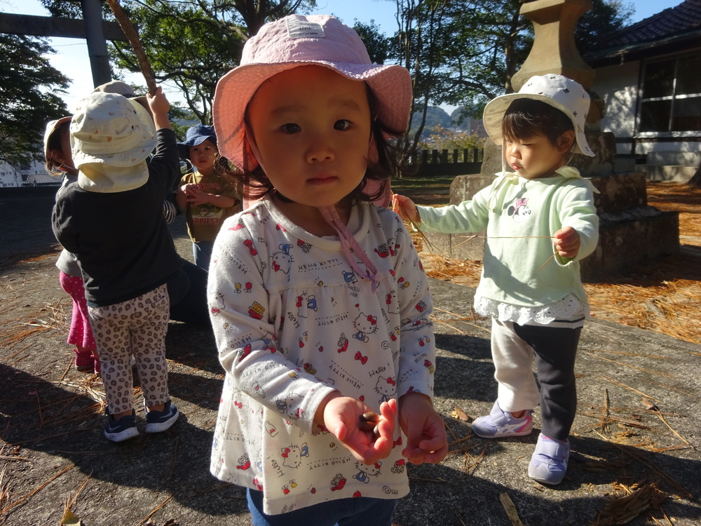 椎の実を持っている子ども