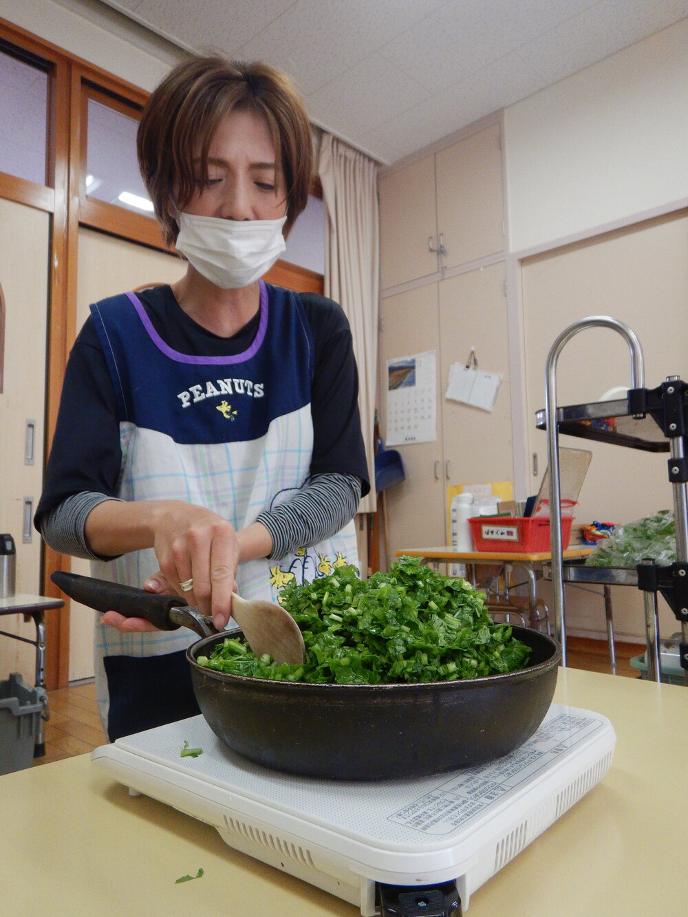 調理する保育士
