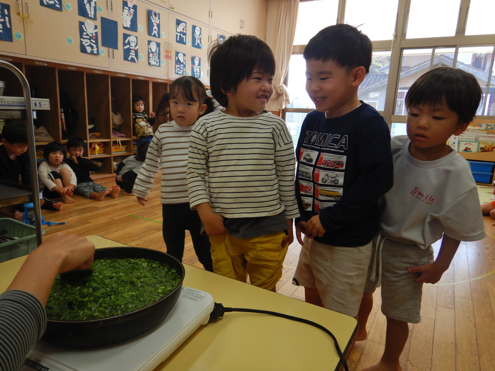 調理する保育士
