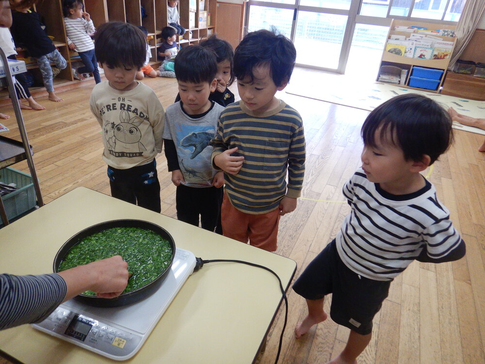 調理する保育士