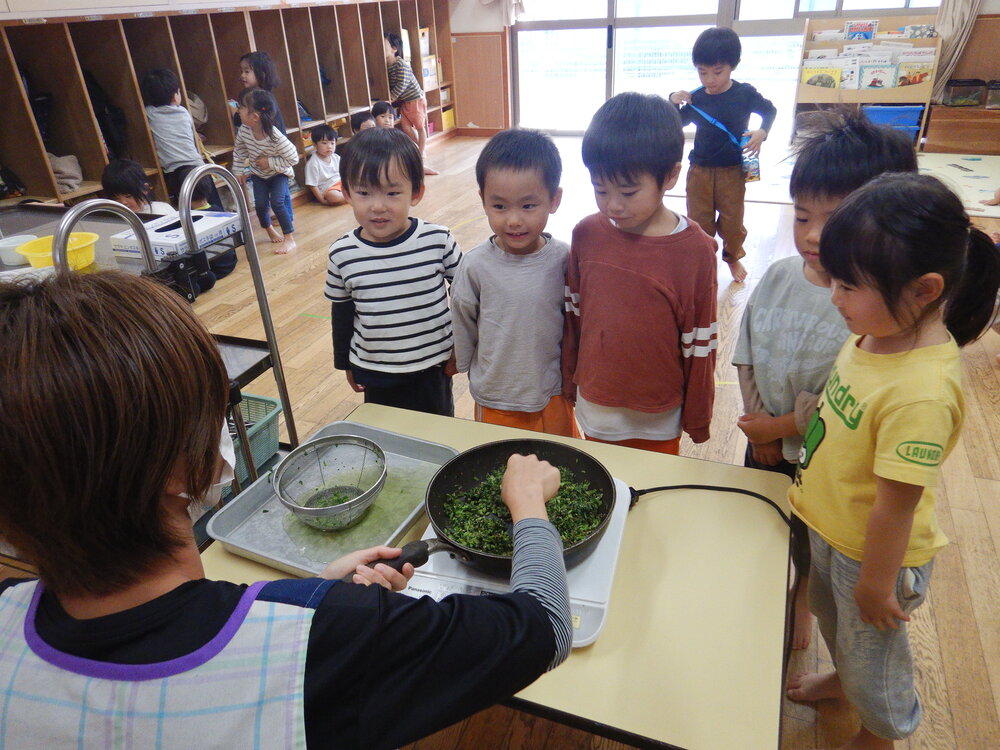 調理する保育士