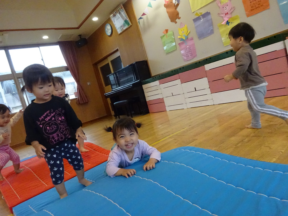 遊戯室で遊ぶ子ども (1)
