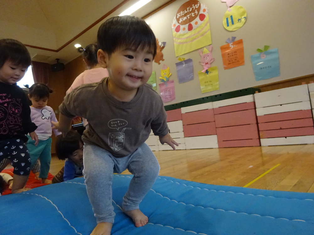 遊戯室で遊ぶ子ども (2)