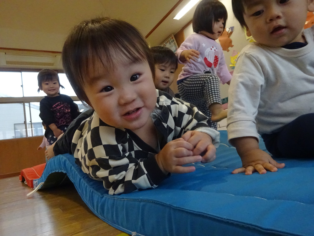 遊戯室で遊ぶ子ども (3)