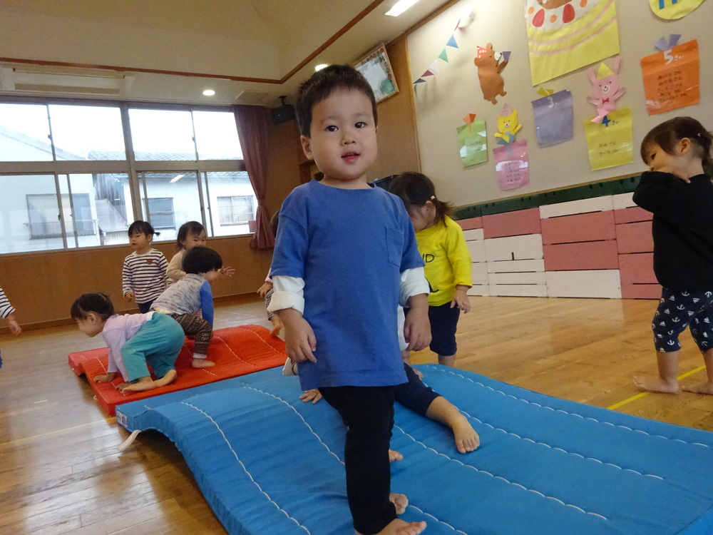 遊戯室で遊ぶ子ども (4)